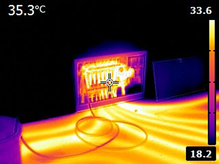 Původní termosnímek rozdělovače a navazujících topných trubek s teplotní stupnicí