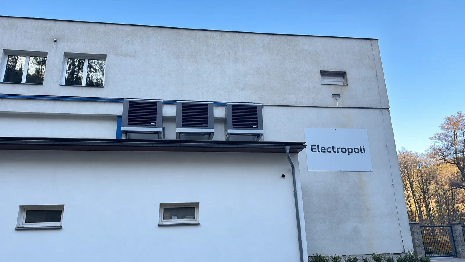 Tři venkovní jednotky tepelných čerpadel u haly Electropoli v Českém Dubu, prezentačně upravená fotografie