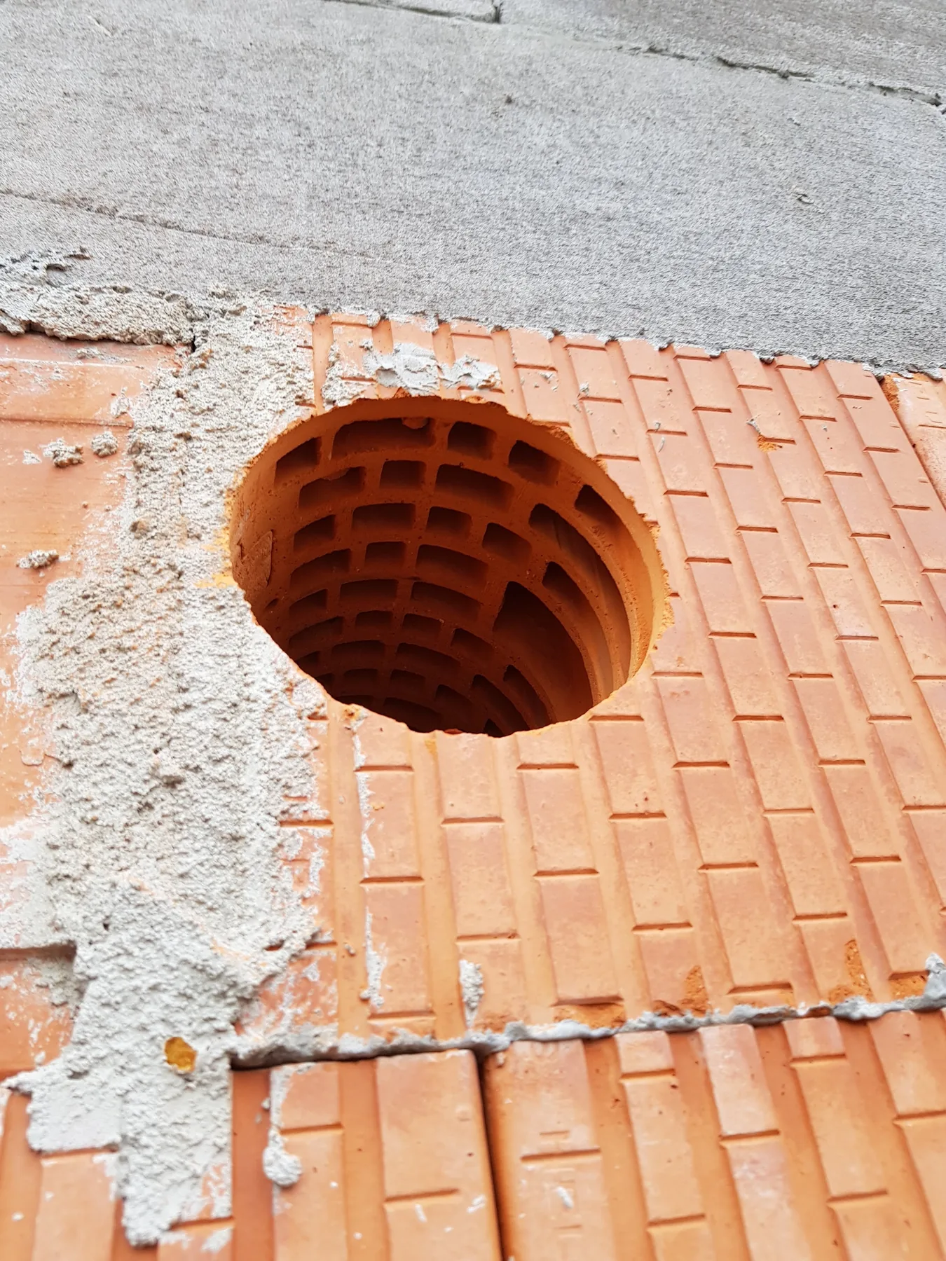 Hotový otvor v cihlové stěně před dokončením povrchů.