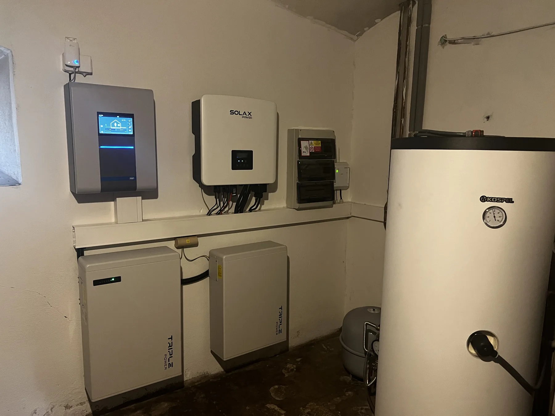 Zásobník, nástěnné jednotky, střídač a baterie v jedné technické místnosti.
