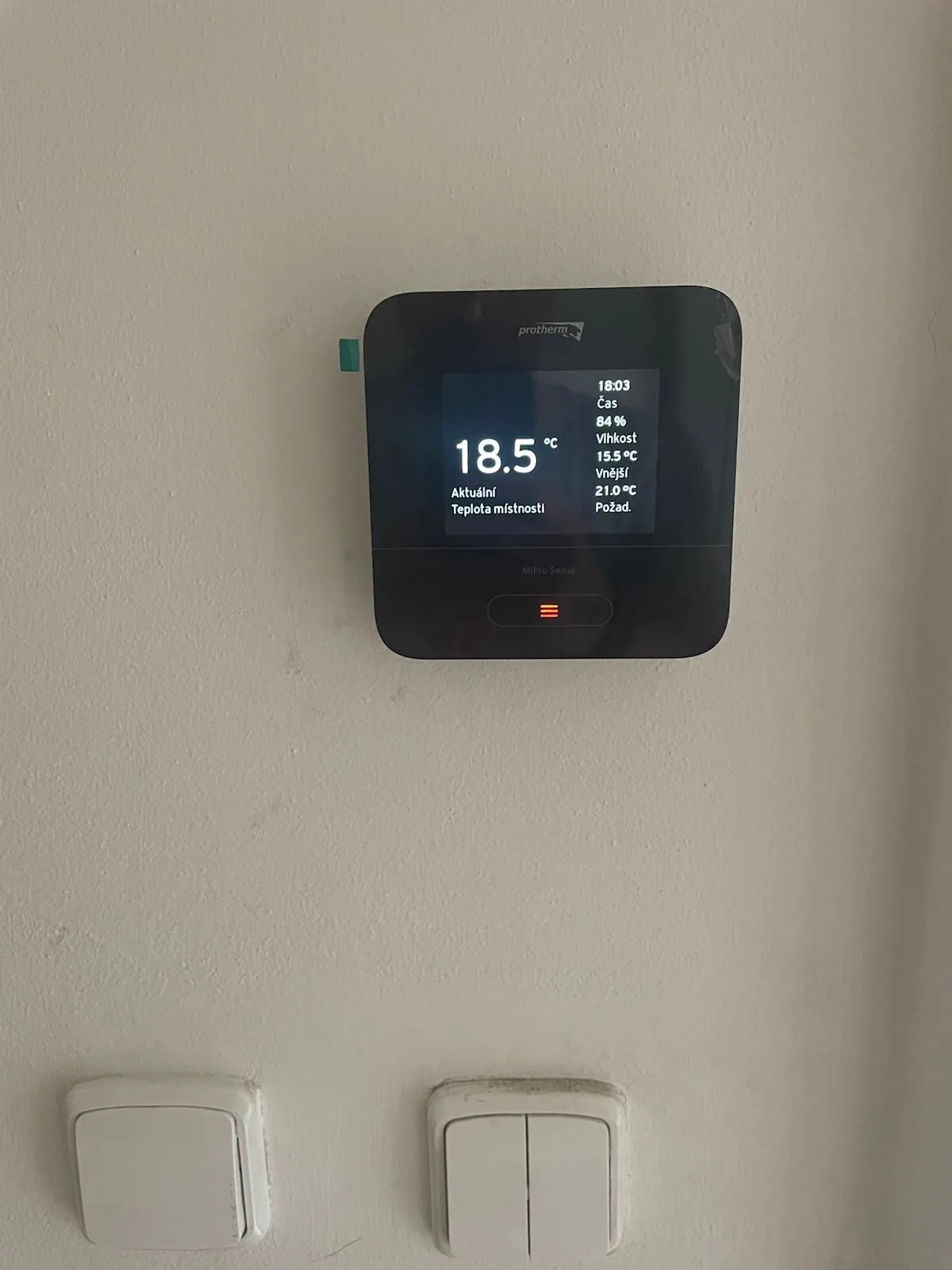 Nástěnný ovladač s přehledem nastavené teploty.