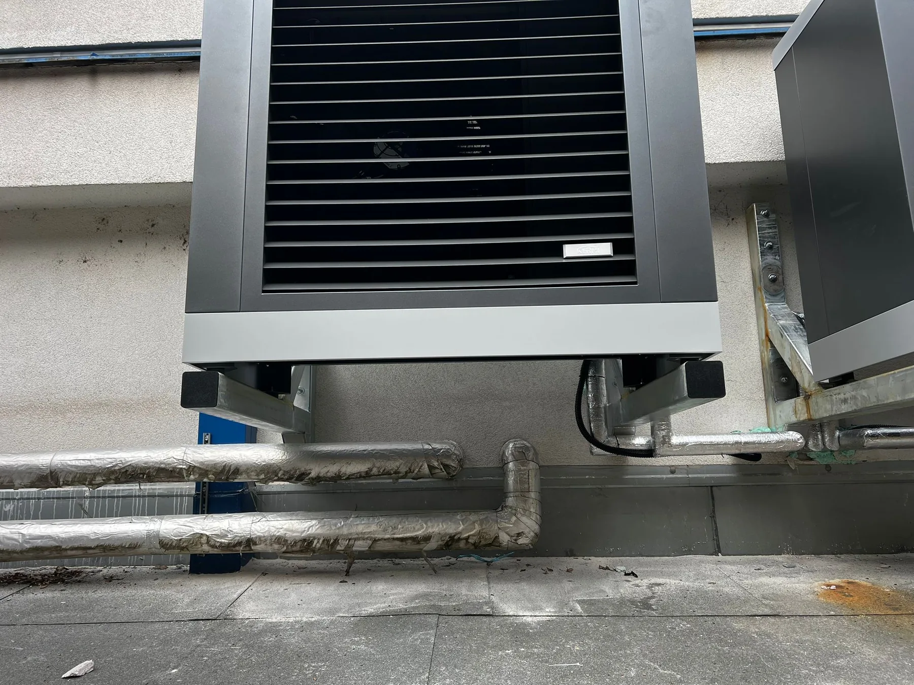 Detail spodní části venkovní jednotky a jejího uložení na ocelové konstrukci.