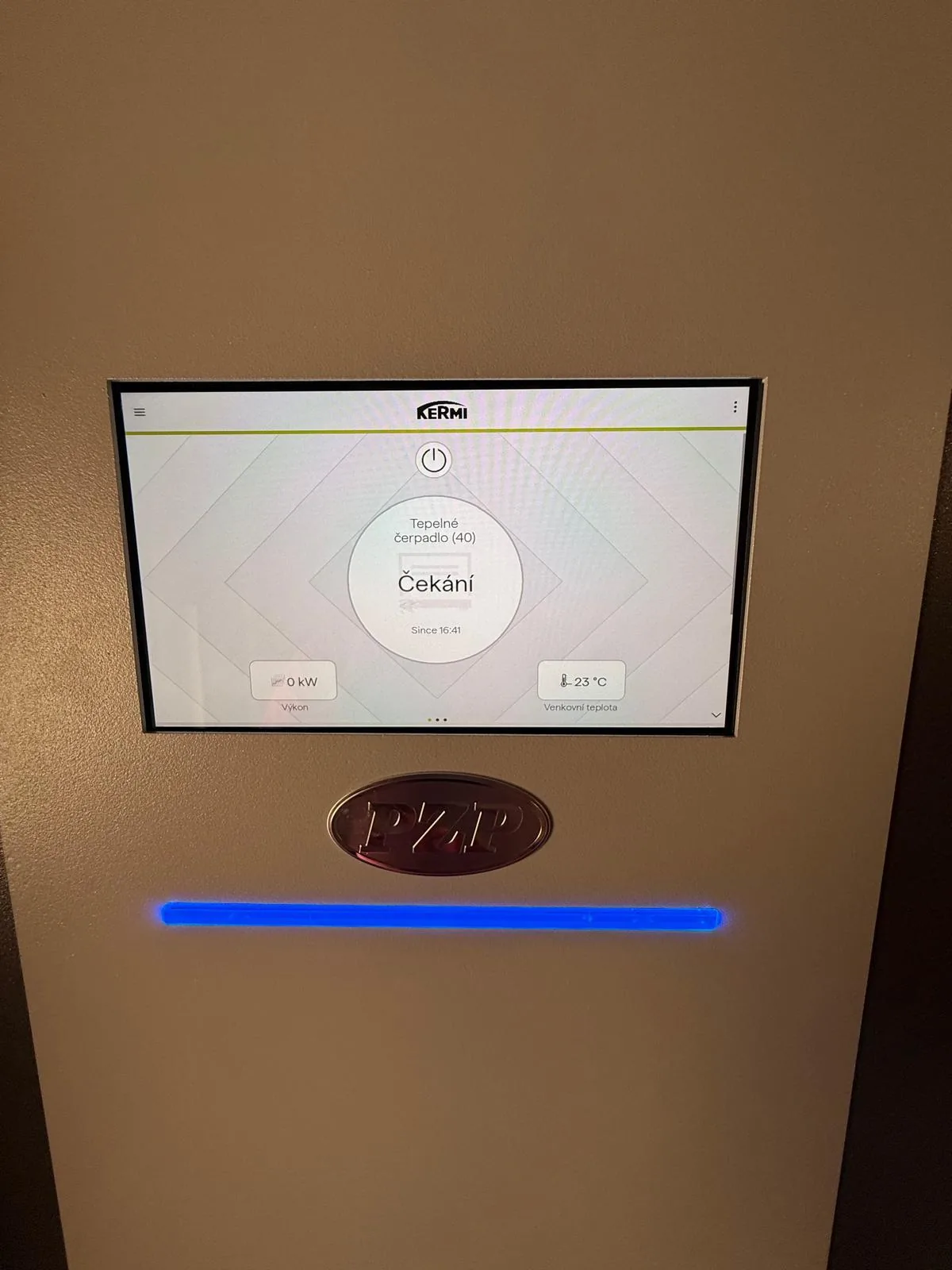 Detail ovládacího displeje v čelním panelu technologie vytápění.