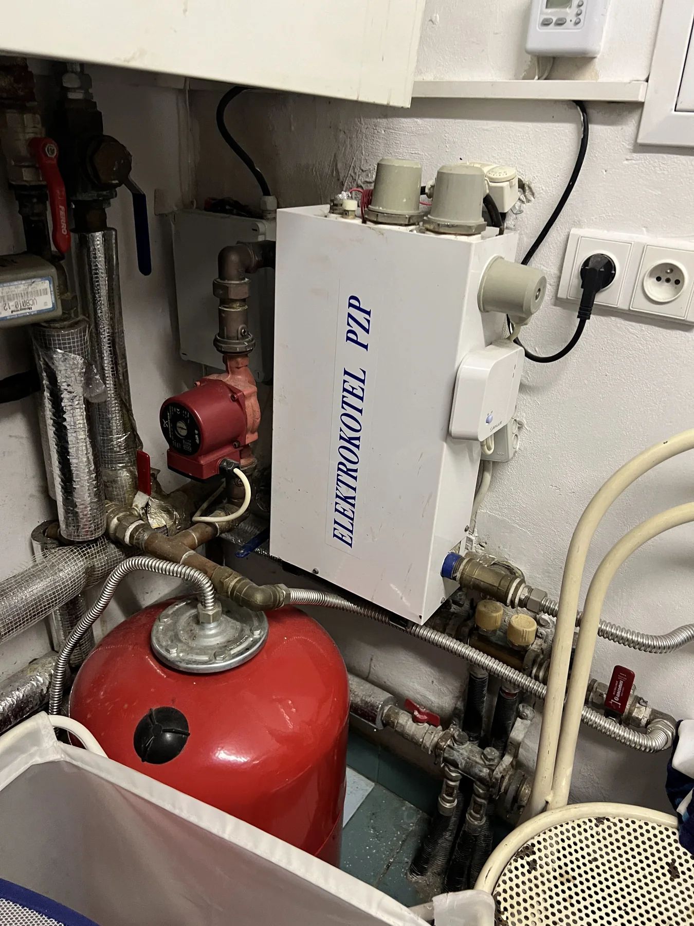Vícegenerační dům v Doksech: Původní elektrokotel a navazující rozvody.
