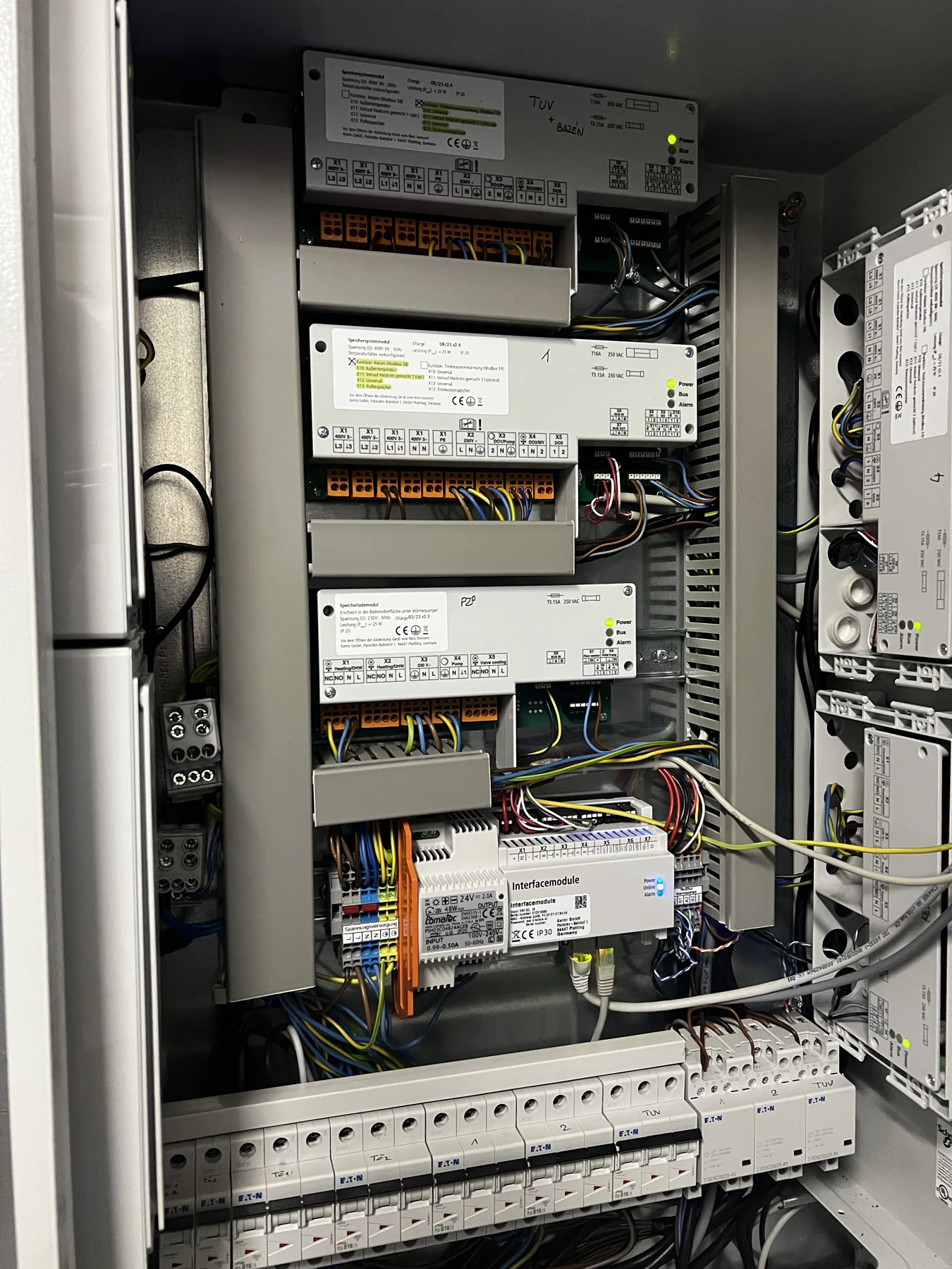 Vícegenerační dům v Doksech: Elektrická a řídicí část nové soustavy.