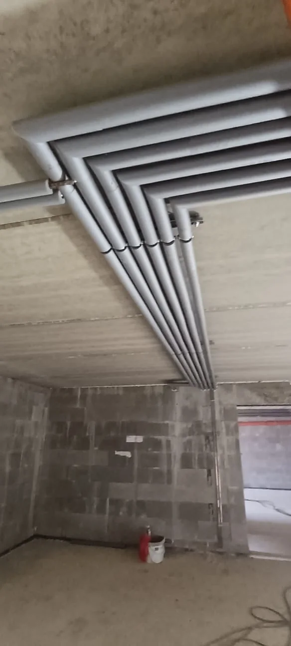 Dům s dílnou a dvěma byty: Izolované trasy pod stropem.
