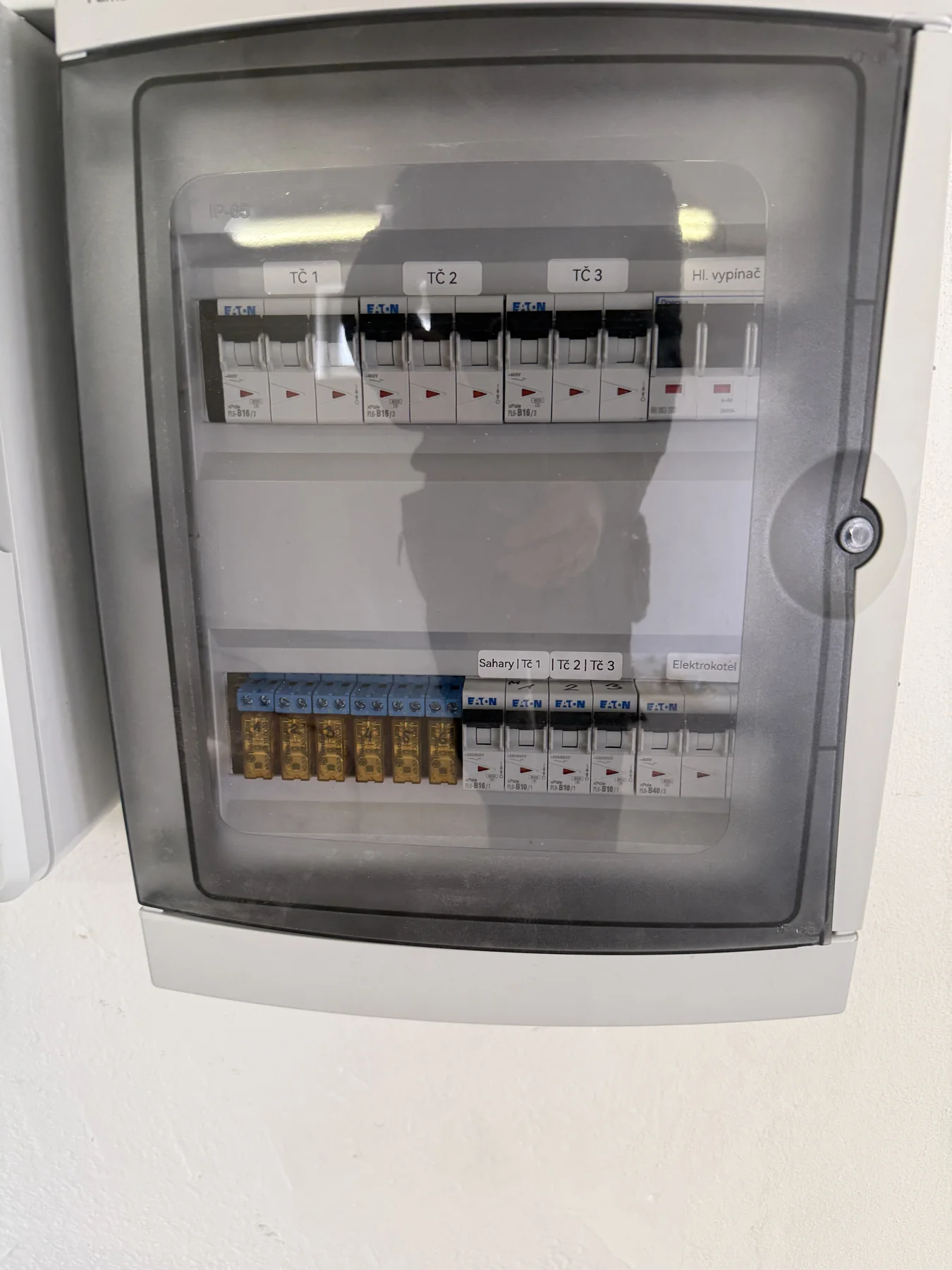 Electropoli: Elektrický rozvaděč soustavy.