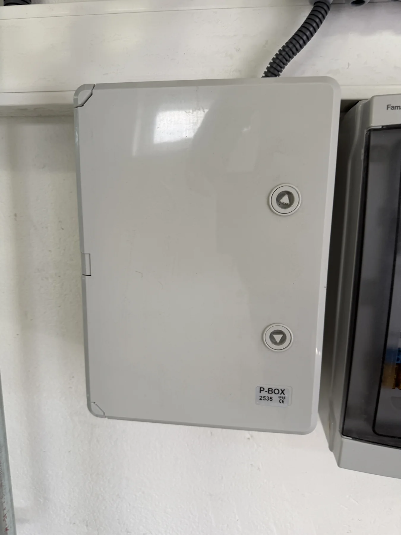 Electropoli: Nástěnná součást technického zázemí.