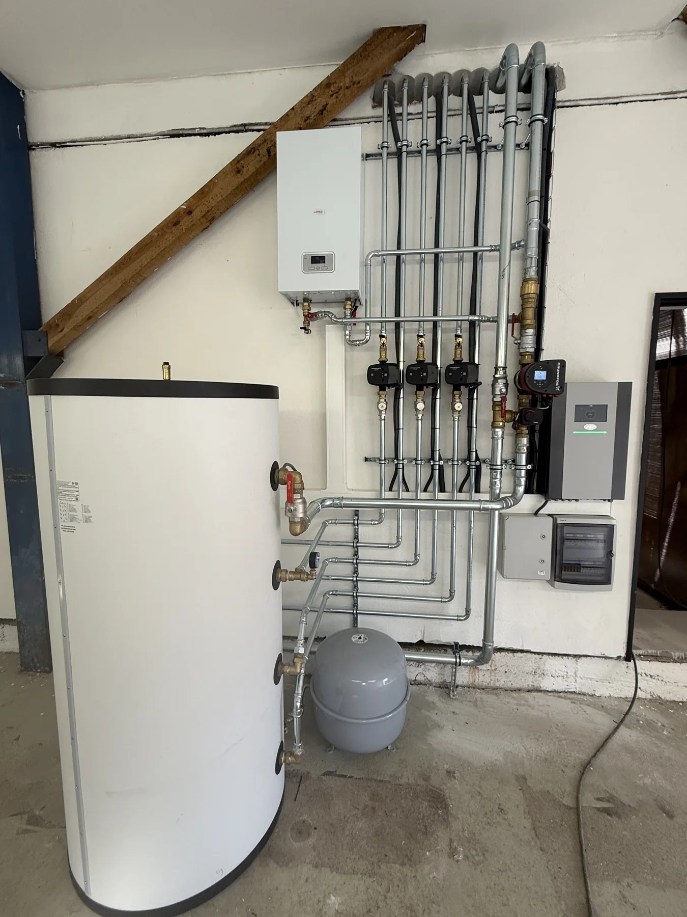 Electropoli: Celkový pohled na vnitřní část instalace.