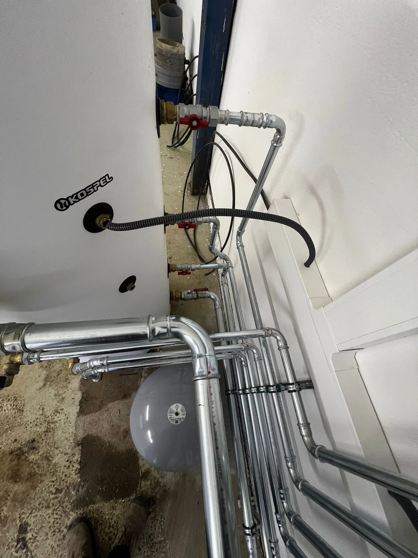 Electropoli: Napojení nádrže ve spodní části instalace.