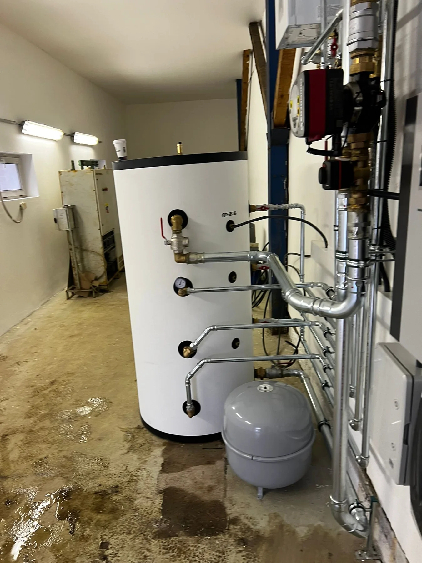 Electropoli: Boční pohled na dokončené vnitřní rozvody.