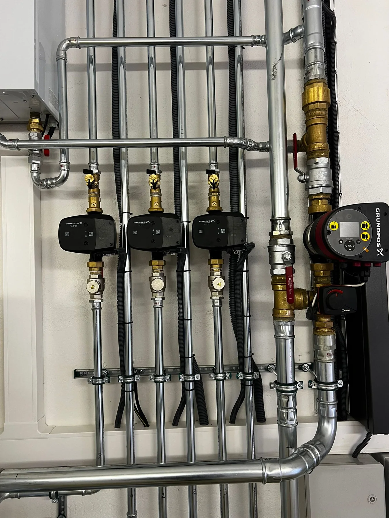 Electropoli: Detail čerpadlových skupin a jednotlivých větví.
