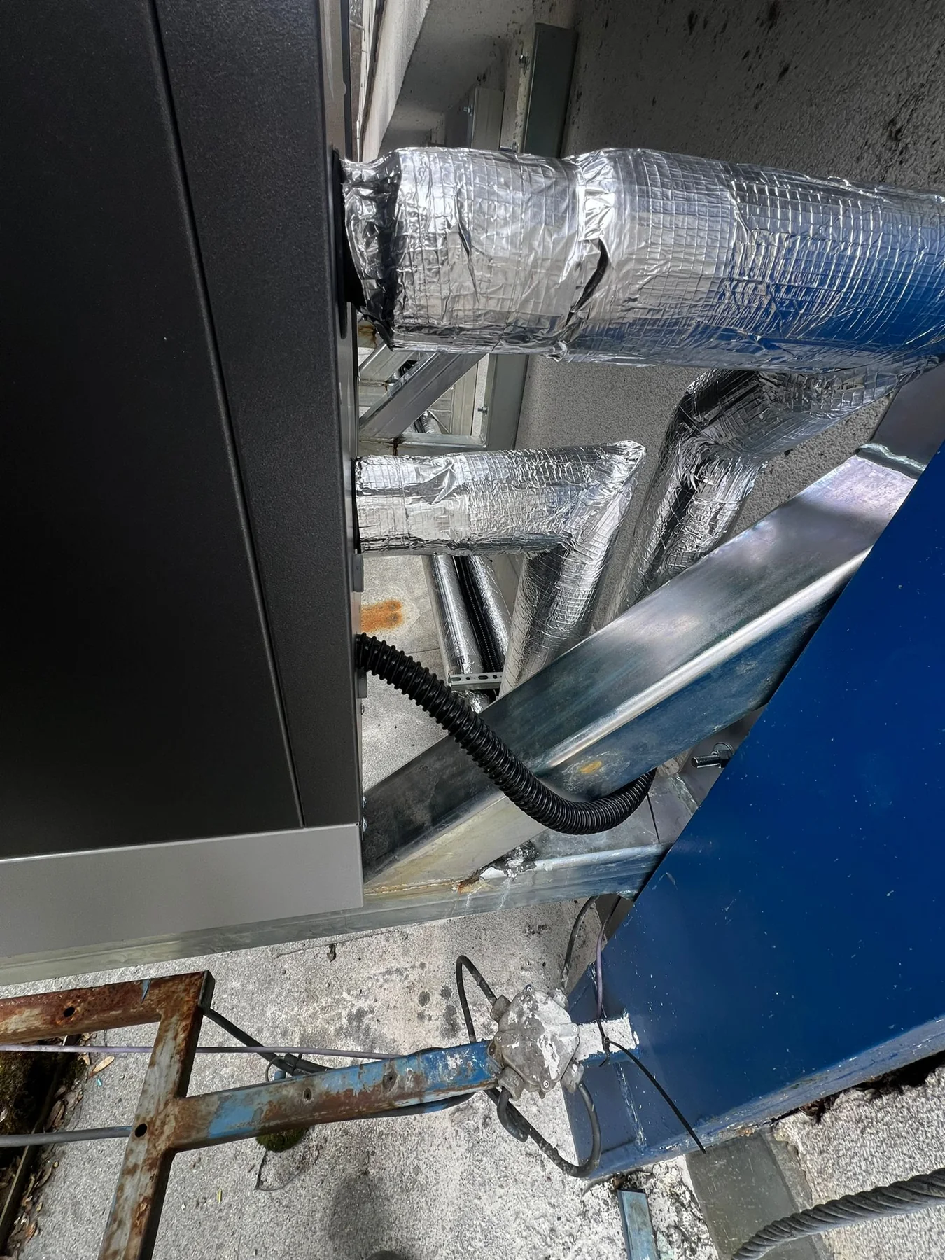 Electropoli: Detail izolovaného napojení u venkovní jednotky.
