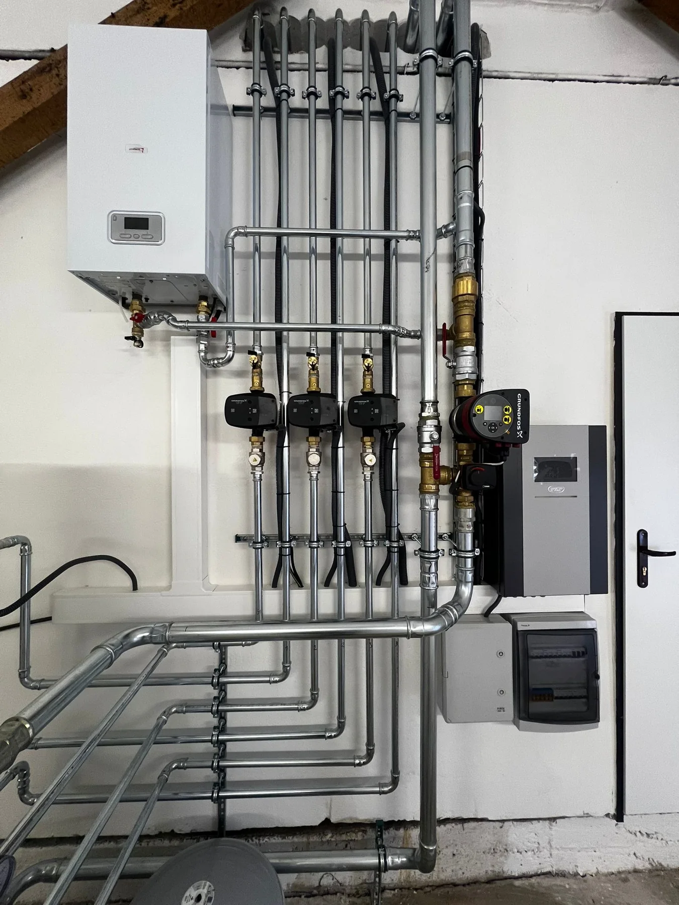 Electropoli: Dokončené rozvody, čerpadlové skupiny a řízení soustavy.