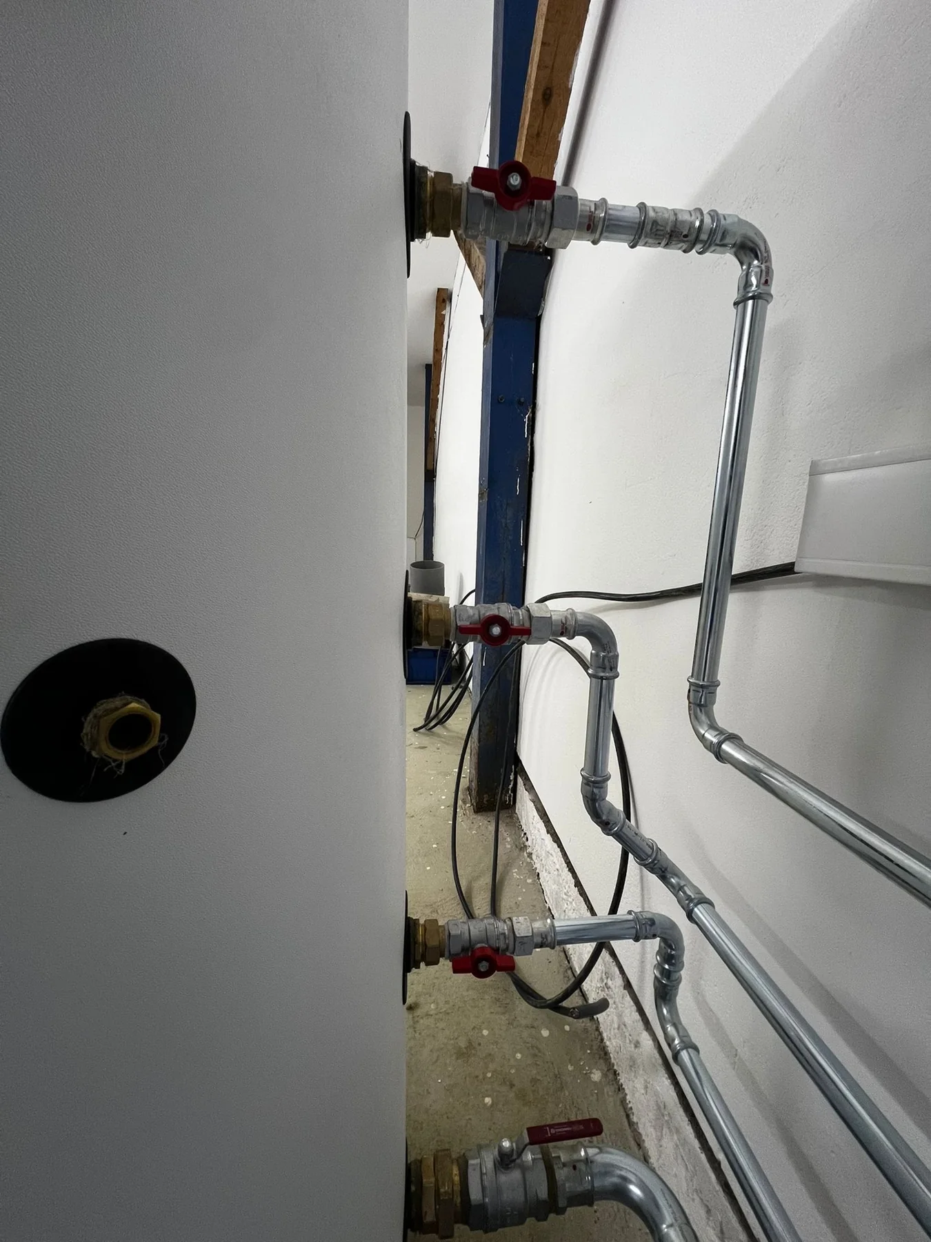 Electropoli: Detail armatur a napojení nádrže.