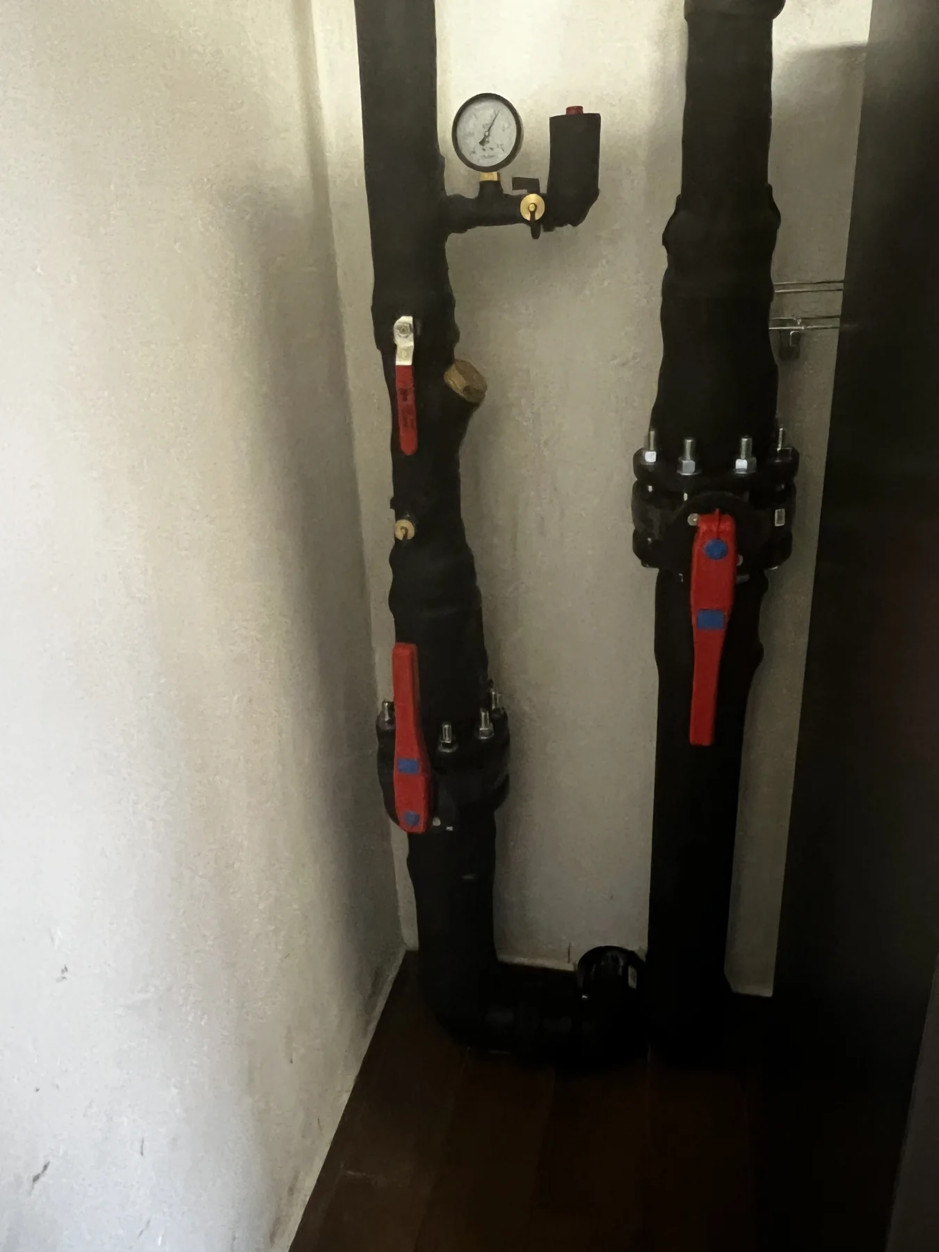 Potkávárna u Havrana: Detail napojení a armatur nádrže.