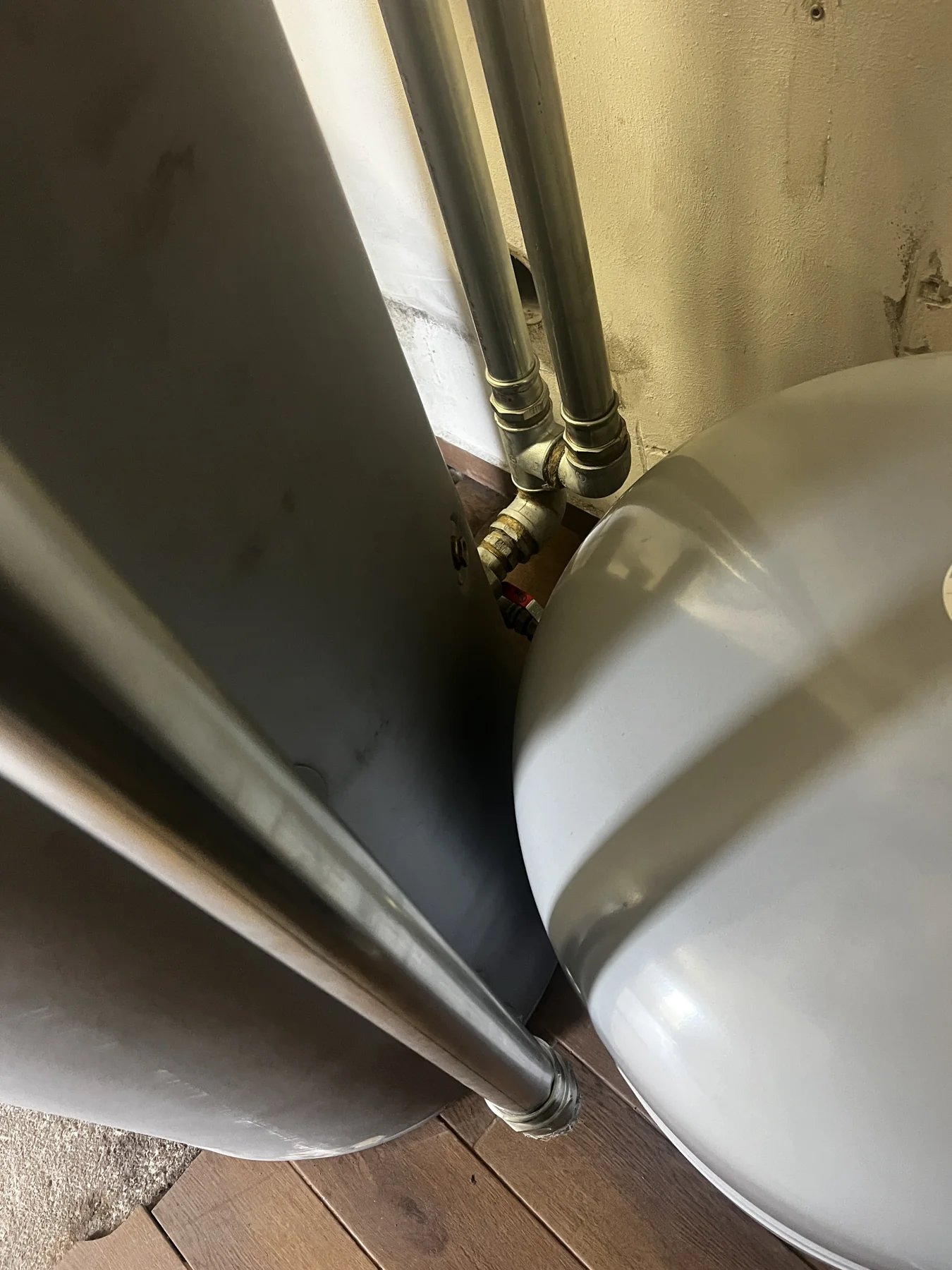 Potkávárna u Havrana: Detail připojení za nádrží.