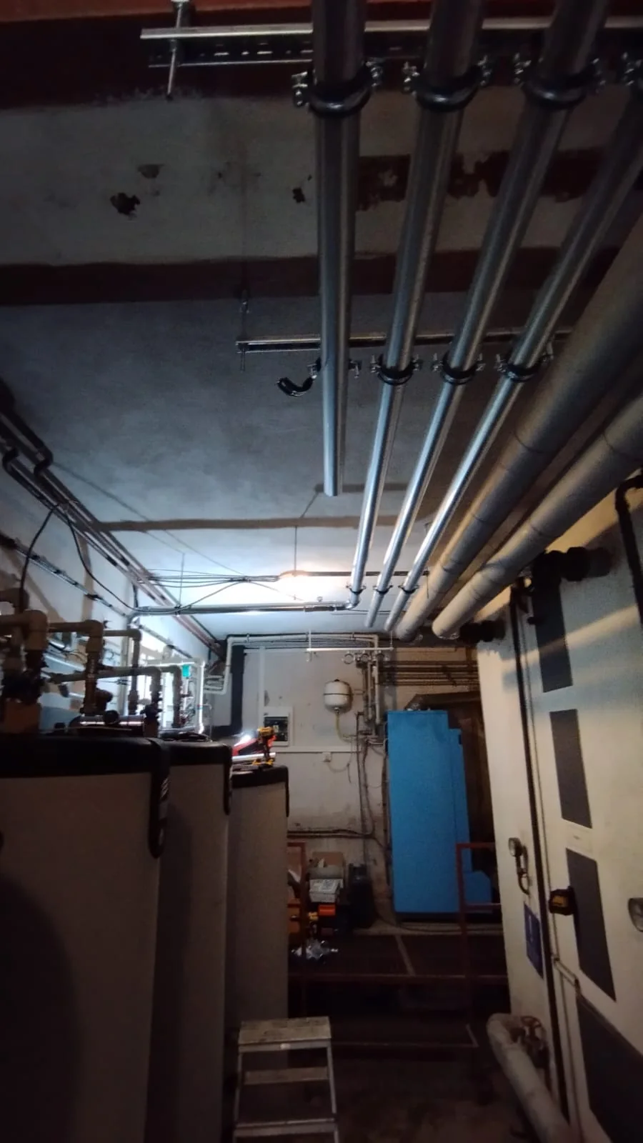 Potkávárna u Havrana: Montáž nových tras potrubí pod stropem.