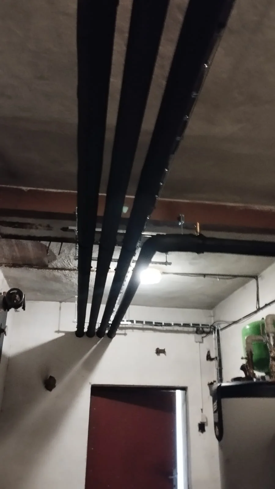 Potkávárna u Havrana: Hotové potrubní trasy pod stropem.