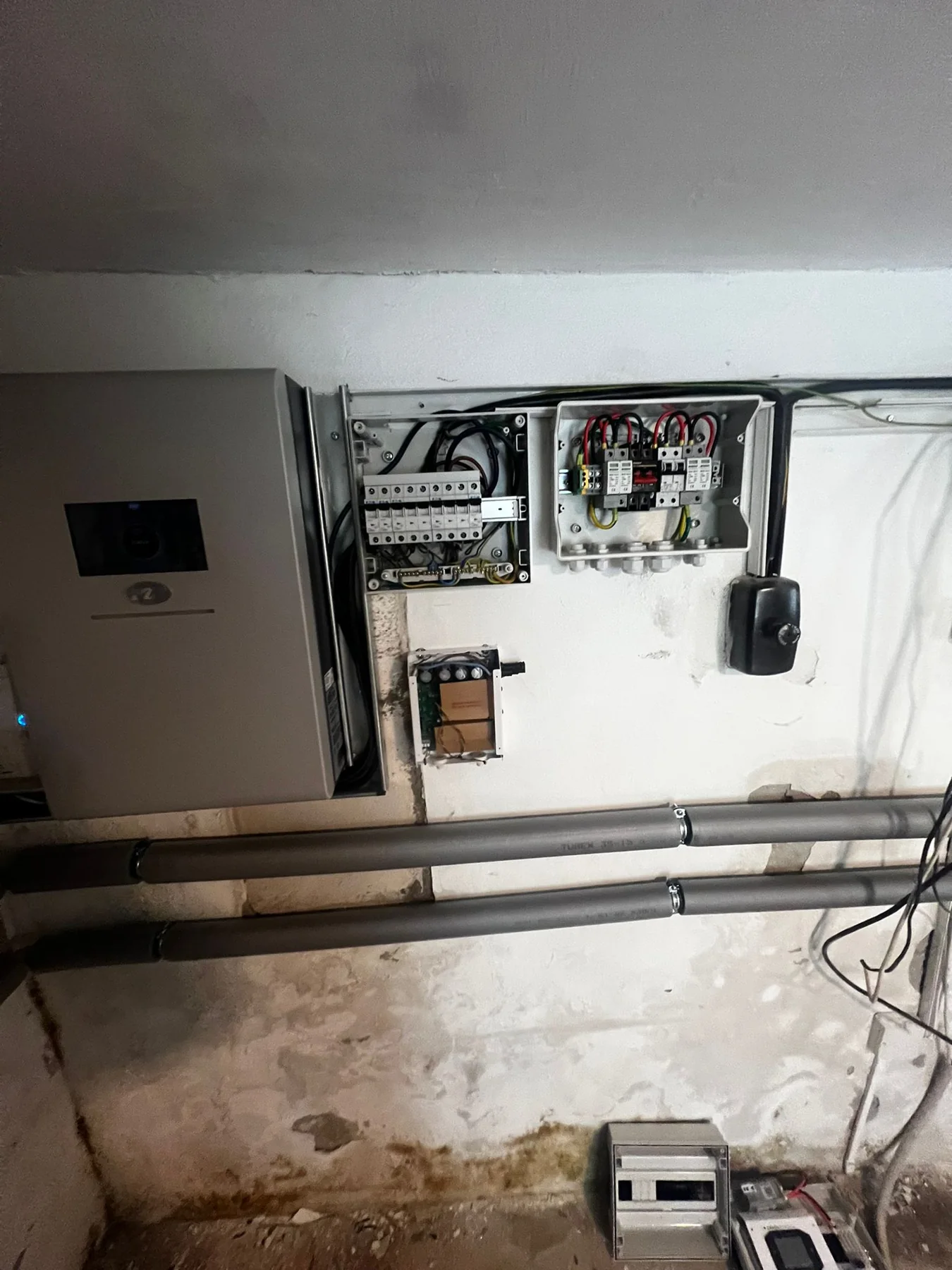Kotelna bytového domu: Montáž elektrické a řídicí části soustavy.