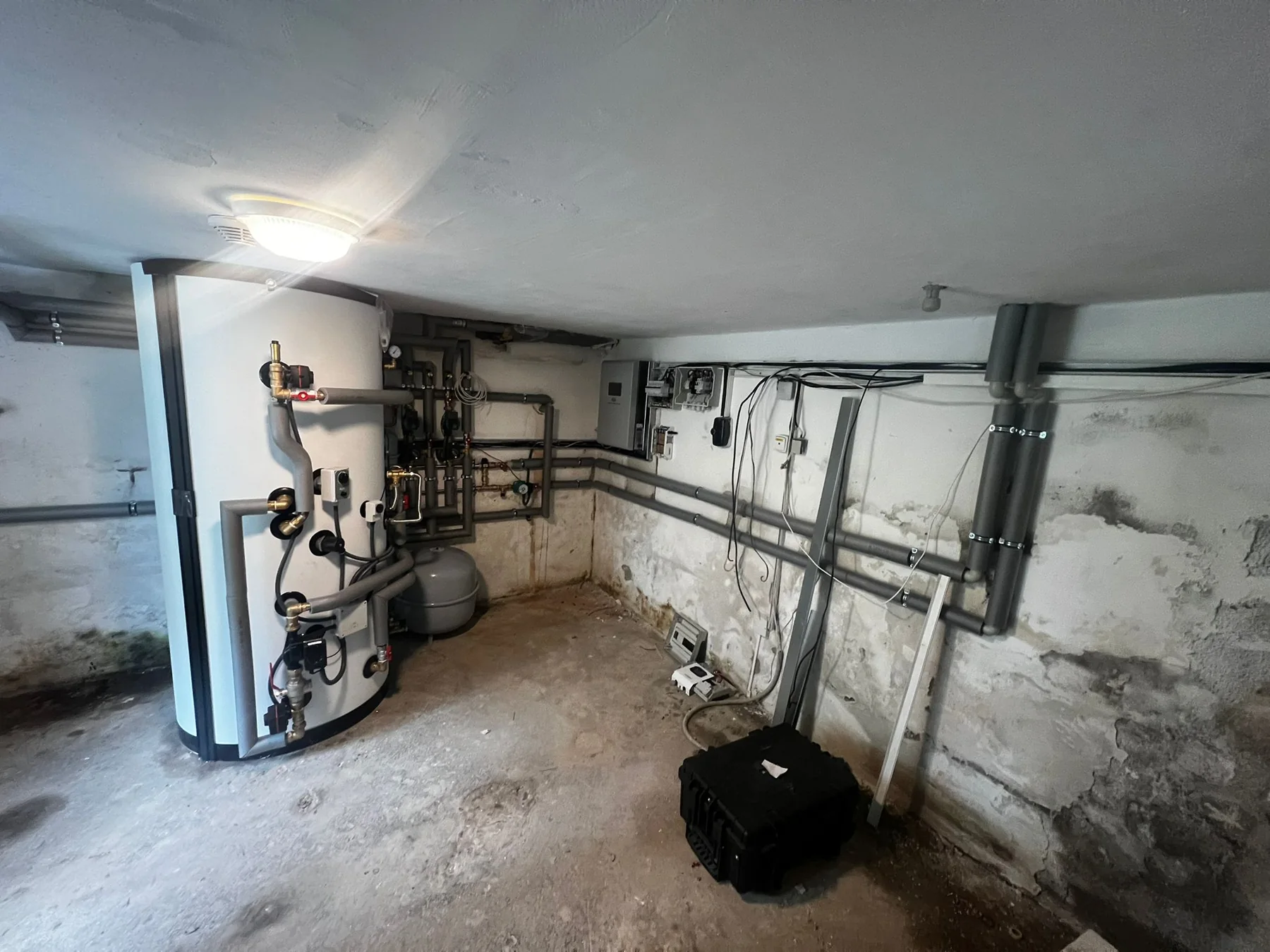 Kotelna bytového domu: Celkový pohled do kotelny v průběhu instalace.
