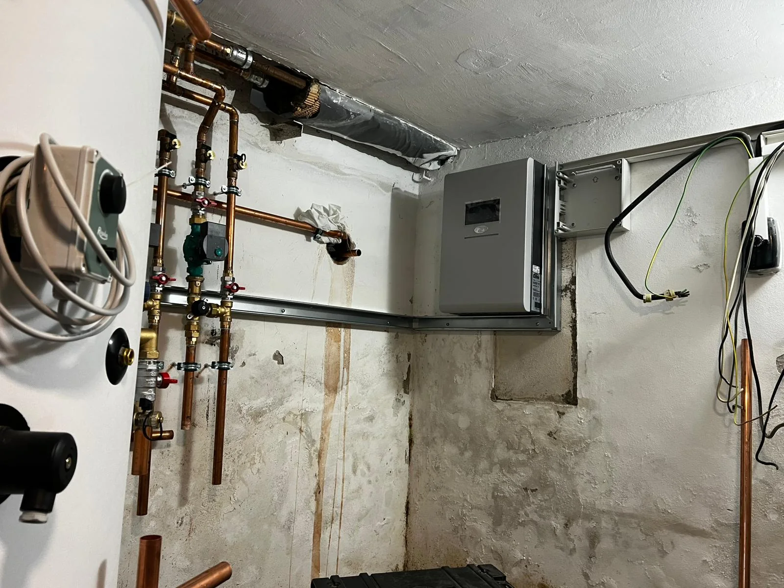Kotelna bytového domu: Rozpracovaná elektroinstalace a připojení regulace.