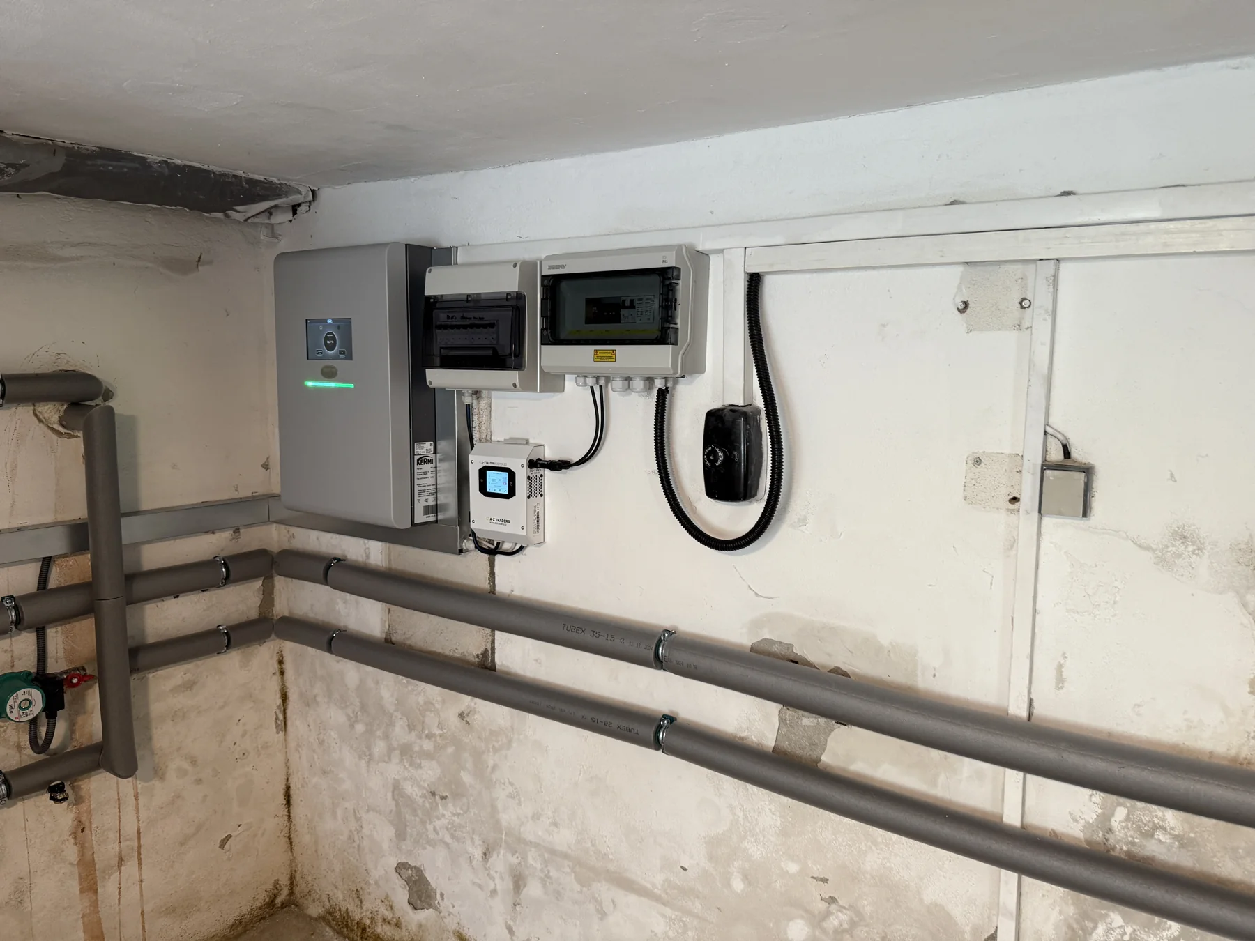 Kotelna bytového domu: Řídicí prvky a elektrická část dokončené soustavy.