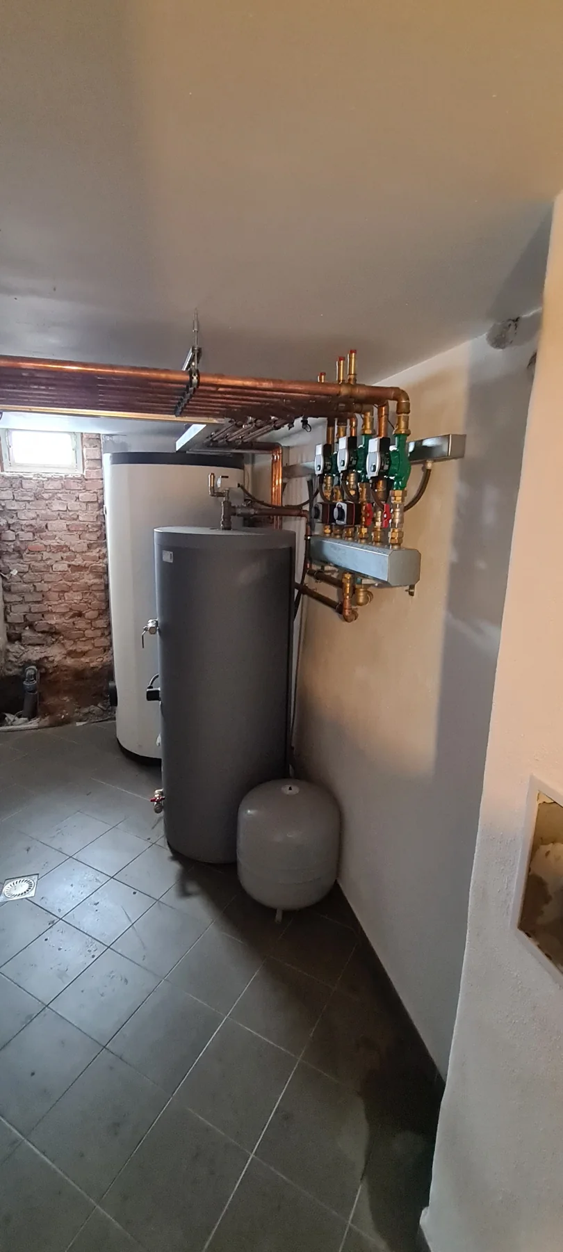 Apartmány Maxov: Nádrž a expanzní nádoba v technické místnosti.