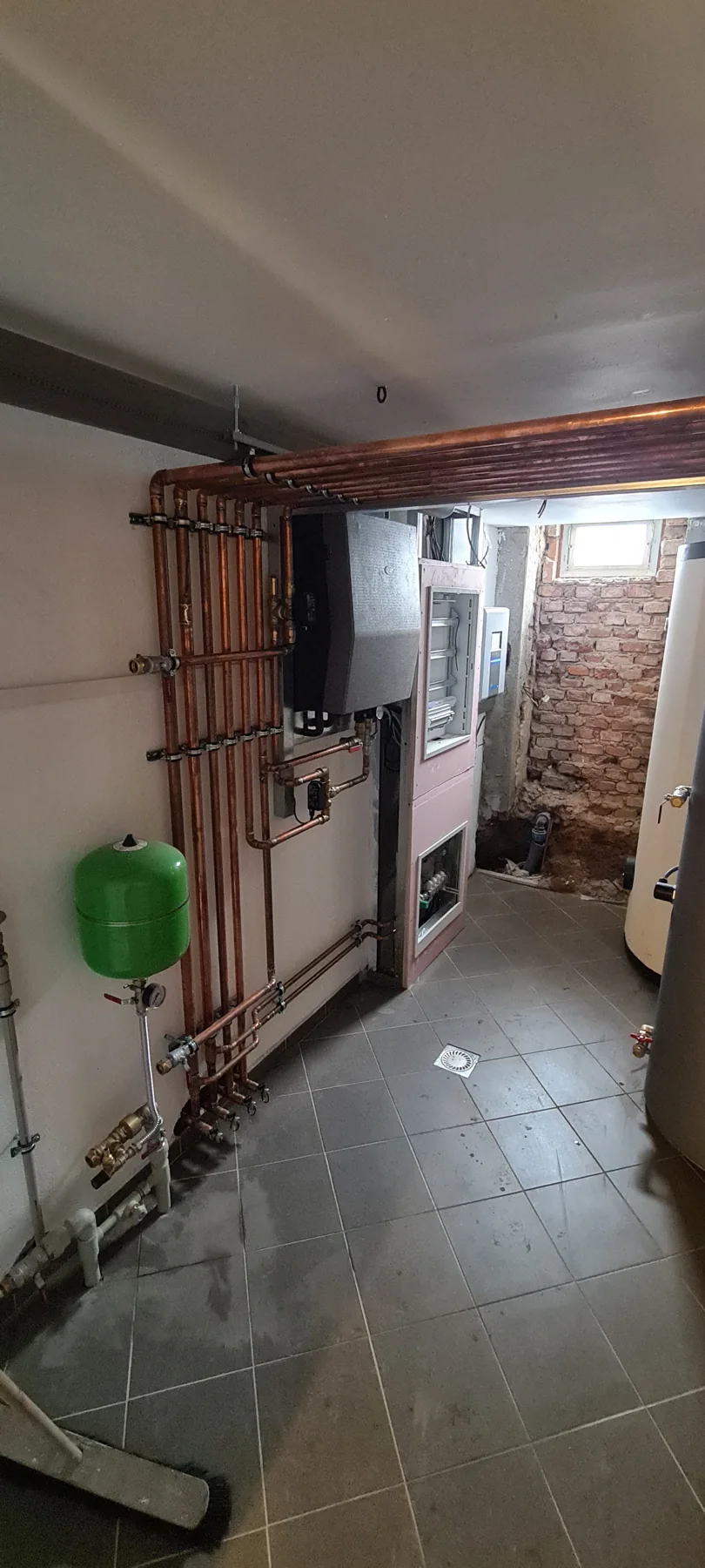 Apartmány Maxov: Uspořádání potrubí a technologií v místnosti.