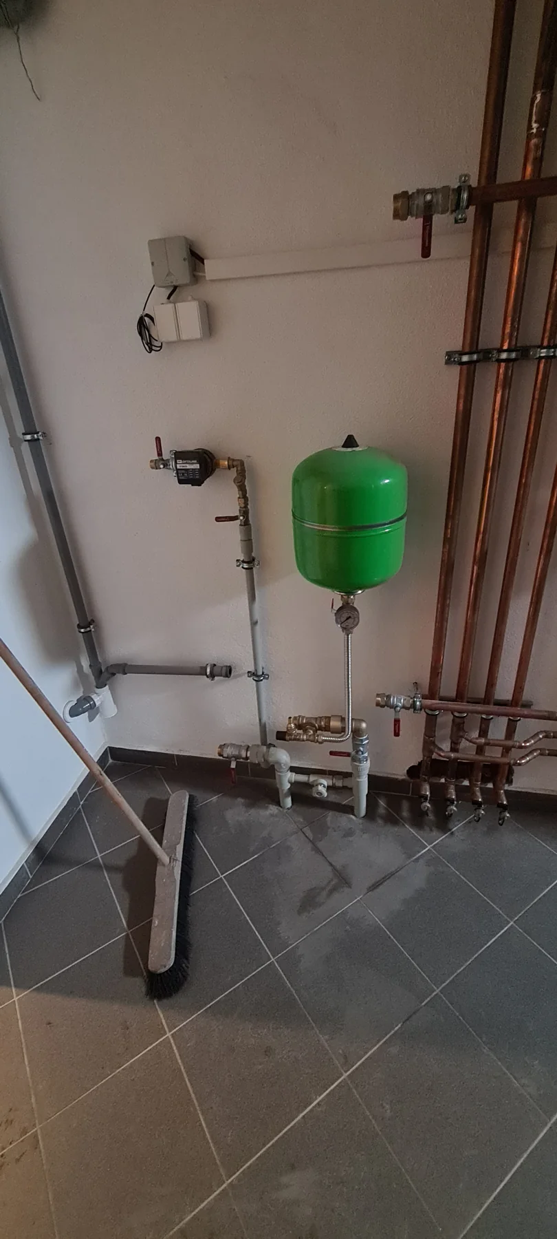 Apartmány Maxov: Expanzní nádoba a připojené potrubí.