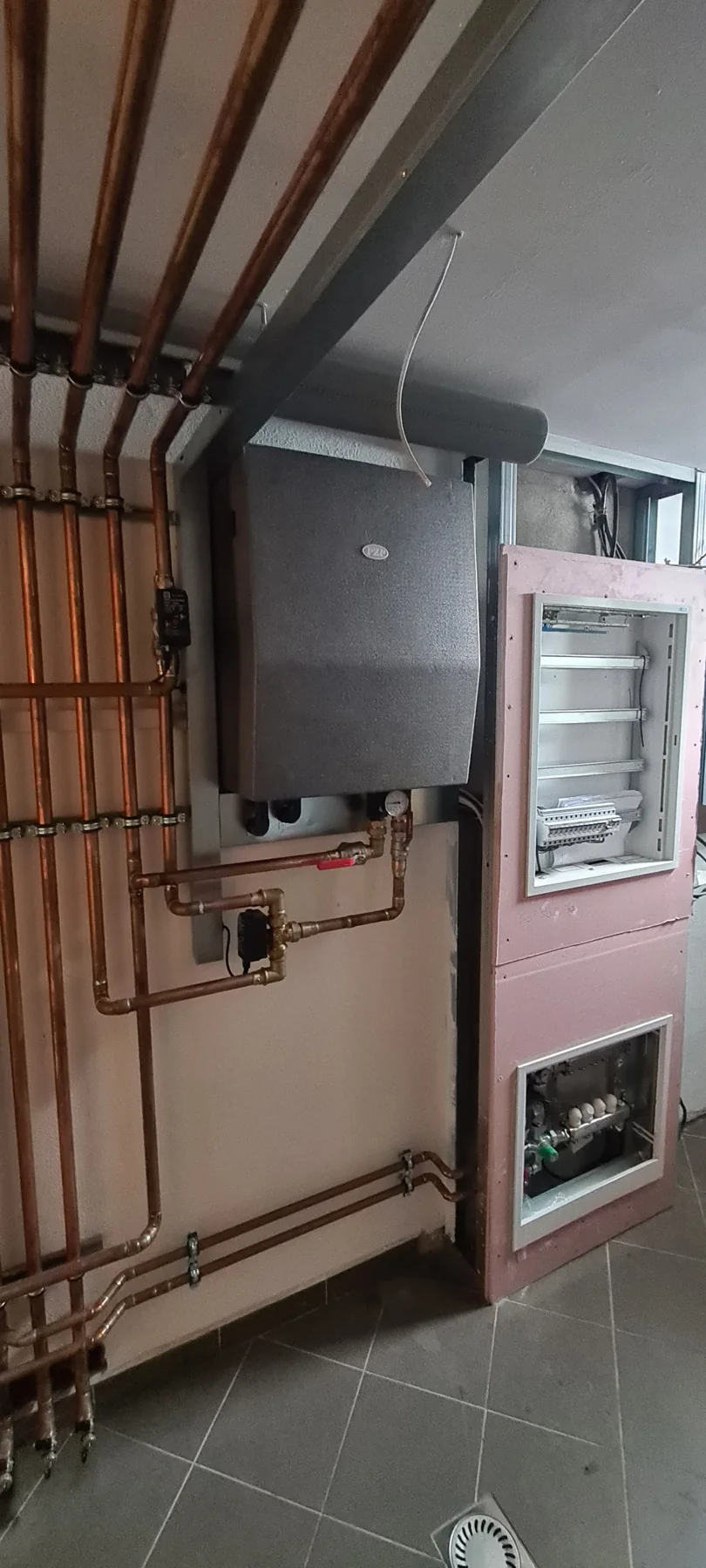 Apartmány Maxov: Řídicí jednotka a rozvaděč v technické místnosti.
