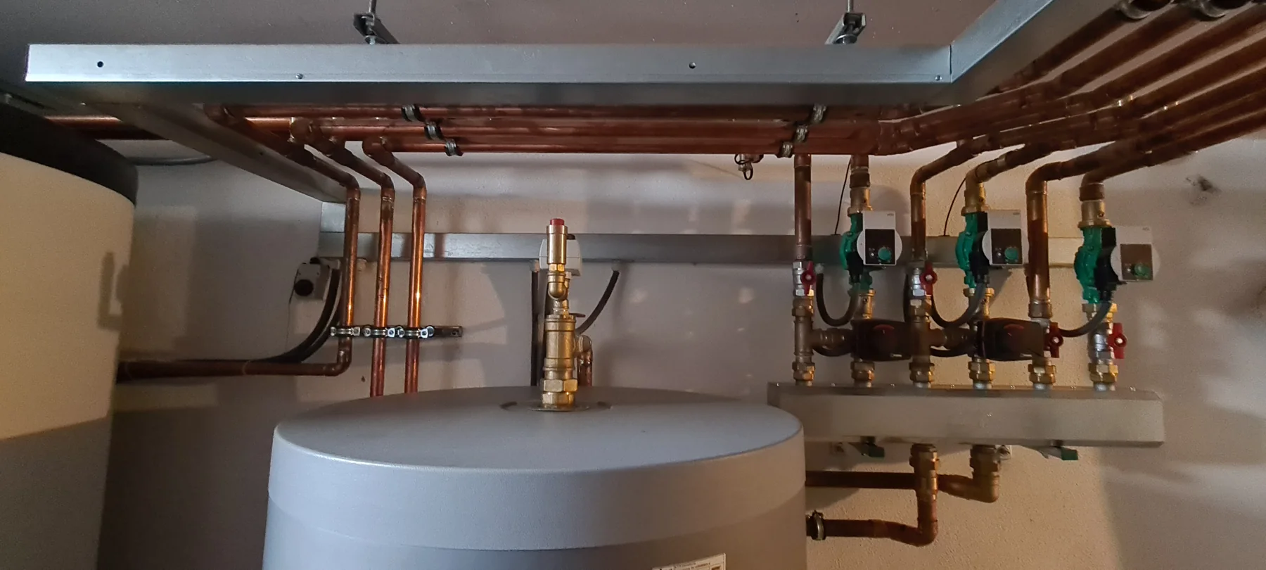 Apartmány Maxov: Rozdělení topných větví nad zásobníkem.