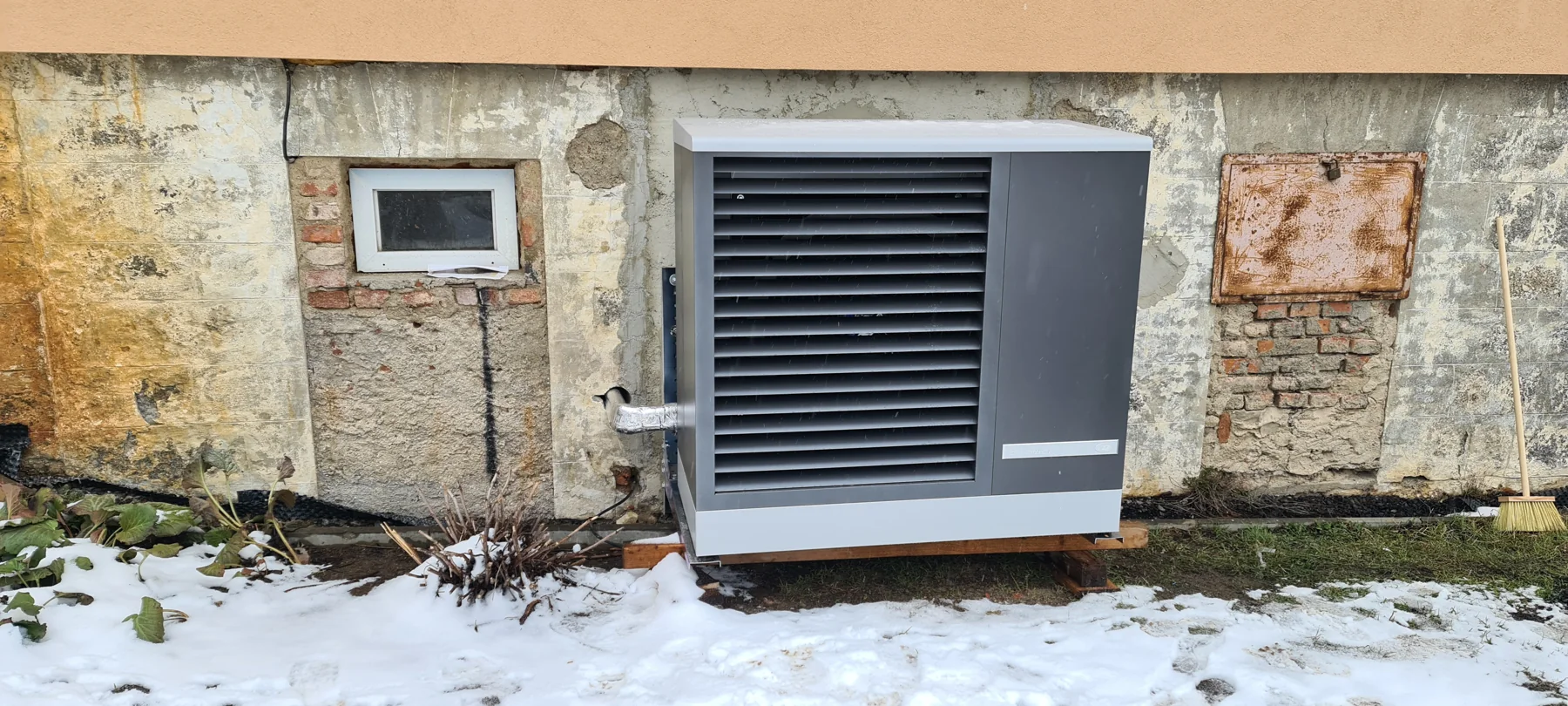Apartmány Maxov: Venkovní jednotka u objektu Apartmány Maxov.