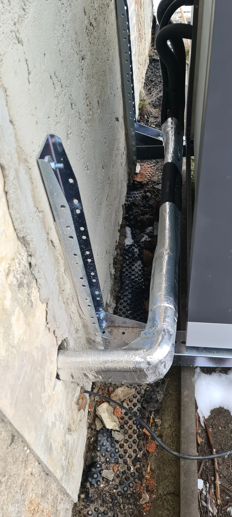 Apartmány Maxov: Detail připojení venkovní jednotky.